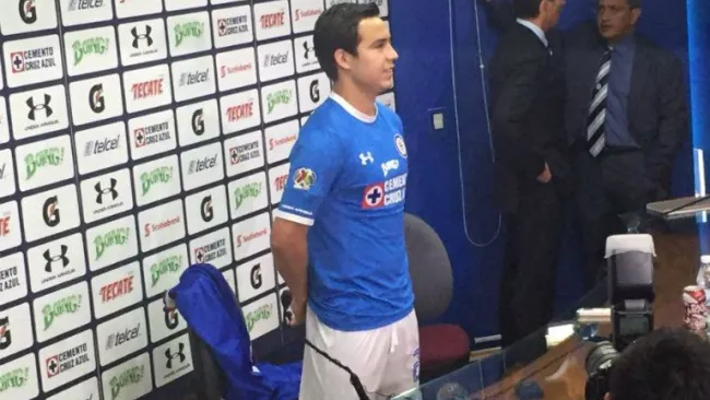 Cubo Torres durante su presentación con Cruz Azul