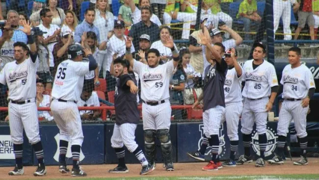 Jugadores de Sultanes festejan una anotación