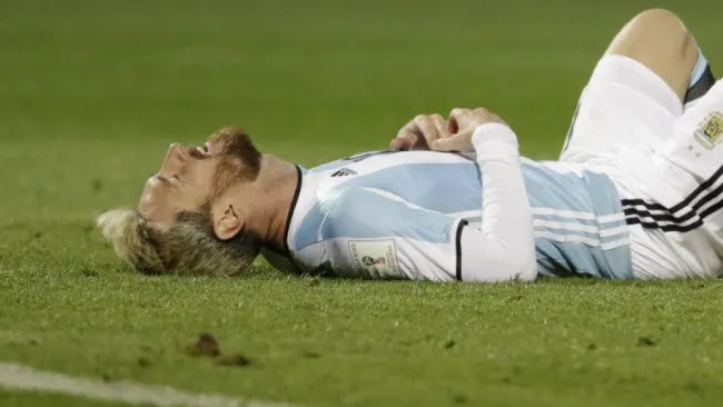 Lionel Messi se duele tras un golpe
