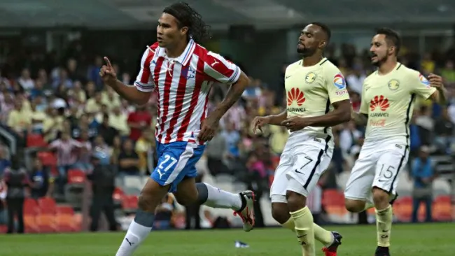 Gullit Peña festeja un gol contra el América