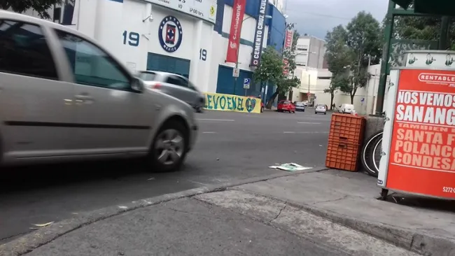 Aficionados sostienen una manta en apoyo al América