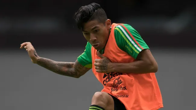 Javier Aquino en un entrenamiento del Tri