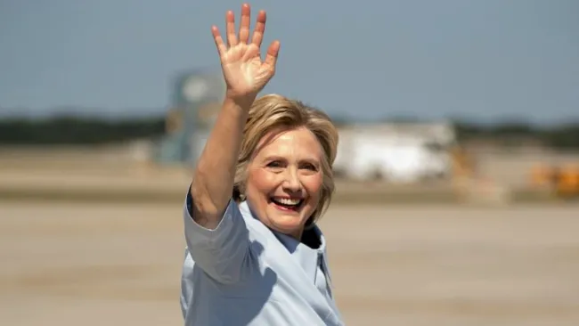 Hillary Clinton saluda durante su campaña electoral a la presidencia de EU