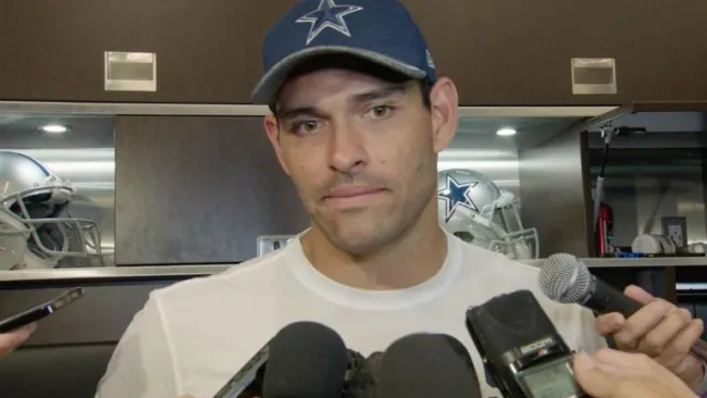 Mark Sánchez responde preguntas de los reporteros