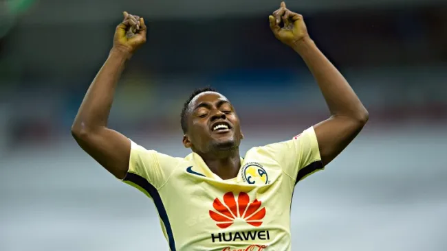 Renato Ibarra celebra un gol con las Águilas del América