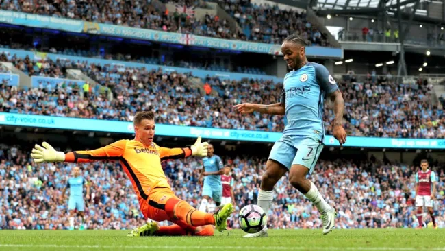 Sterling busca el gol en un partido de la Premier League
