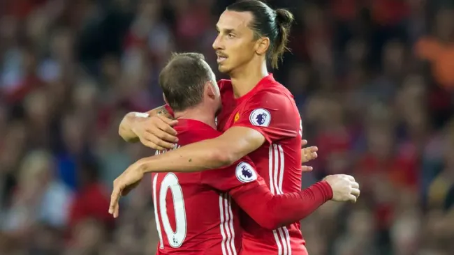 Zlatan Ibrahimovic se abraza con Wayne Rooney