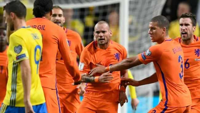 Sneijder es felicitado por sus compañeros tras su gol a Suecia