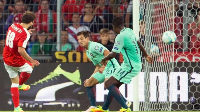 Admir Mehmedi dispara a portería mientras Cedric y Carvalh intentan evitar el gol