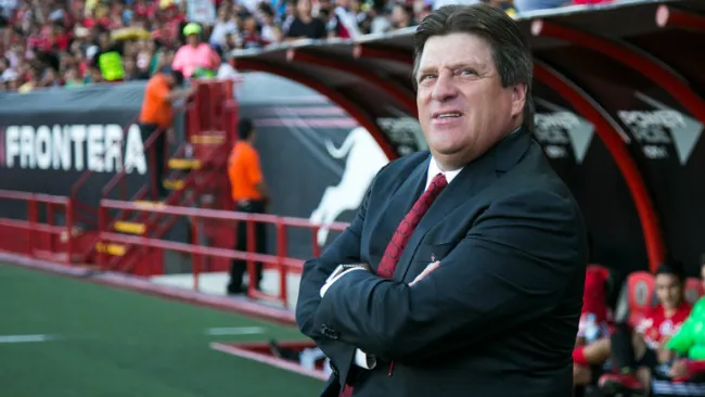 Miguel Herrera observa juego de Xolos en la banca
