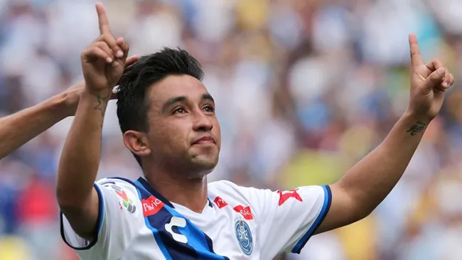 Christian Bermúdez festeja uno de sus goles con Puebla