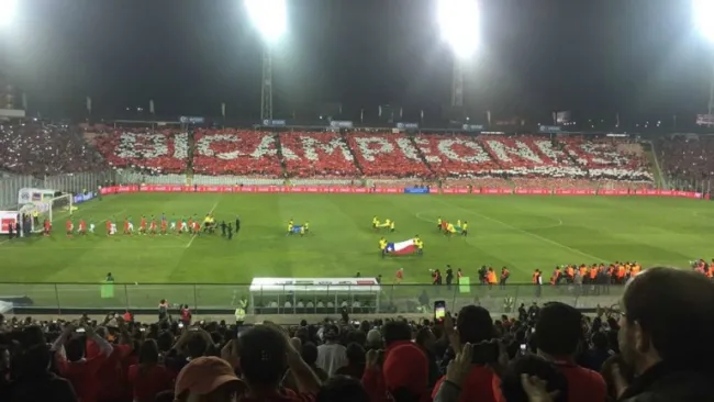 Aficionados de 'La Roja' en el Estadio Monumental
