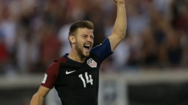 Arriola festeja el último gol contra Trinidad y Tobago