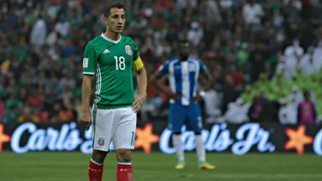 Andrés Guardado en el partido contra Honduras