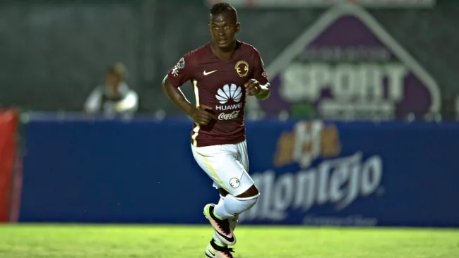 Darwin Quintero en un partido del América