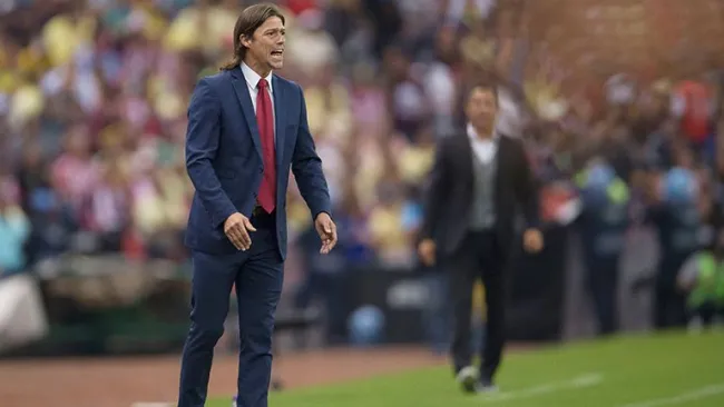Matías Almeyda da indicaciones en el Clásico Nacional
