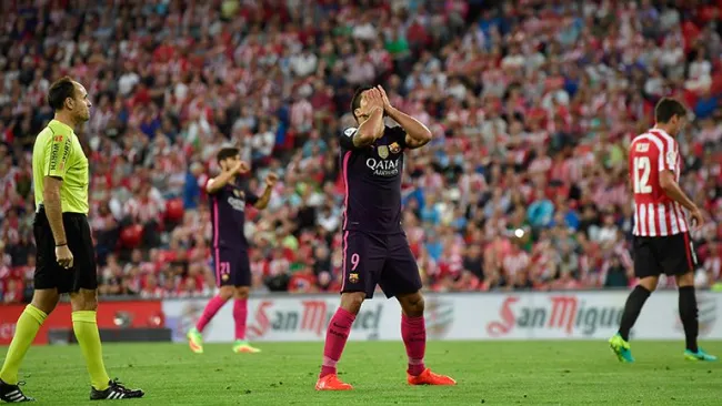 Luis Suárez se lamenta tras fallar una jugada de gol