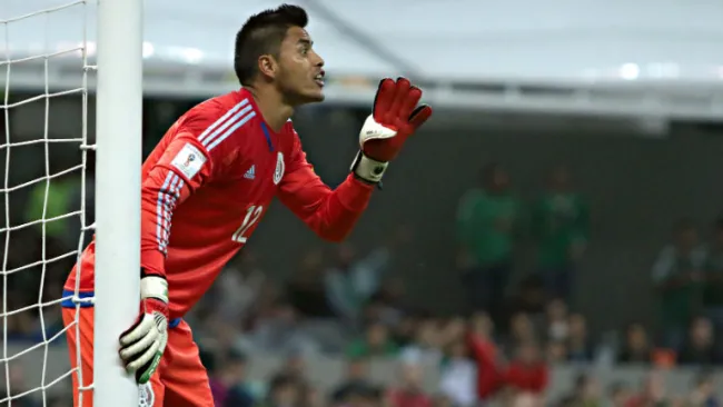 Alfredo Taalvera da indicaciones en partido contra Honduras