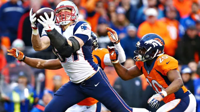 Gronkowski recibe el ovoide frente a los Broncos de Denver