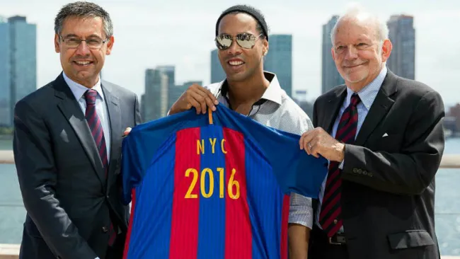 Ronaldinho porta playera del Barcelona en un evento en Nueva York