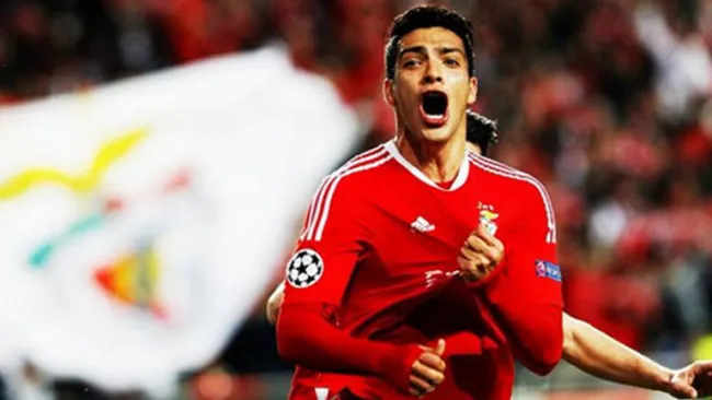 Raúl Jiménez celebrando su anotación con el Benfica