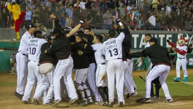 Jugadores de Tijuana celebran la victoria en home