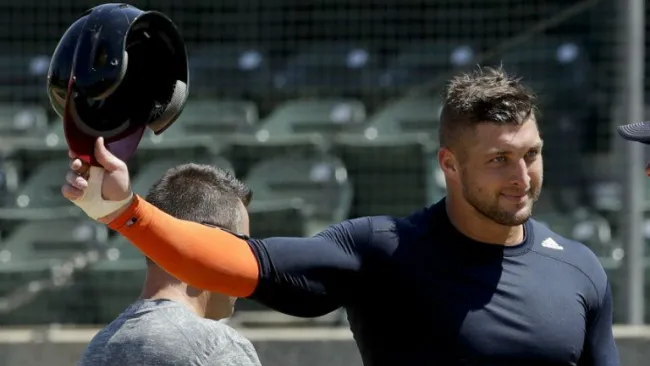 Tim Tebow durante una práctica frente a caza talentos de MLB