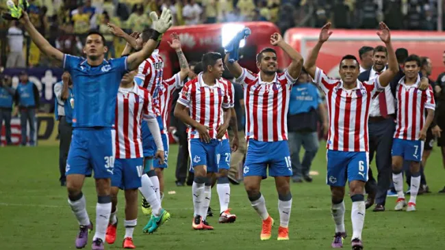 Jugadores de Chivas celebran tras el Clásico Nacional
