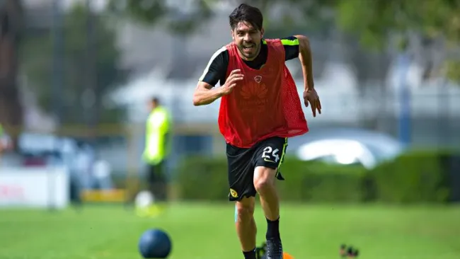 Oribe Peralta durante un entrenamiento con las Águilas
