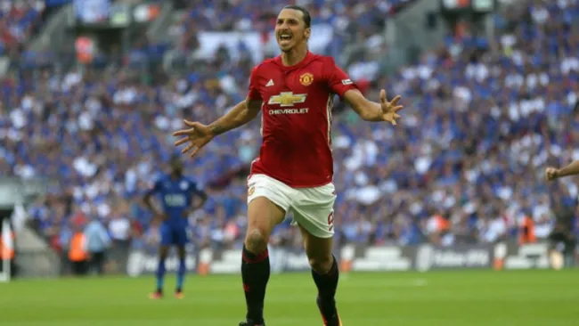 Zlatan celebra su primer gol con Manchester United, frente a Leicester por la Community Shield