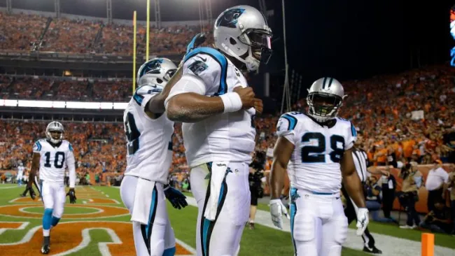 Cam Newton celebra su anotación terrestre frente a Denver