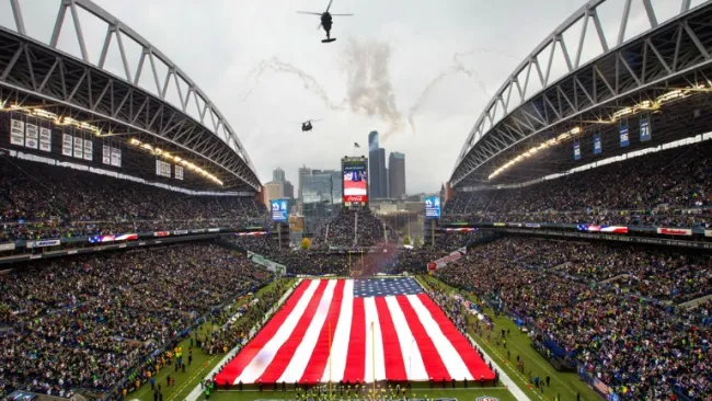 La bandera de Estados Unidos en el campo del CenturyLink Field