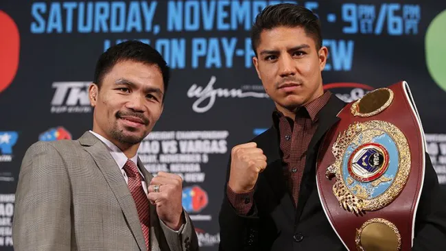 Jessie Vargas sostiene su cinturón de campeón junto a Manny Pacquiao