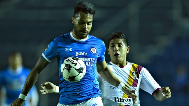 Julián Velázquez pelea un balón en un juego de Copa MX