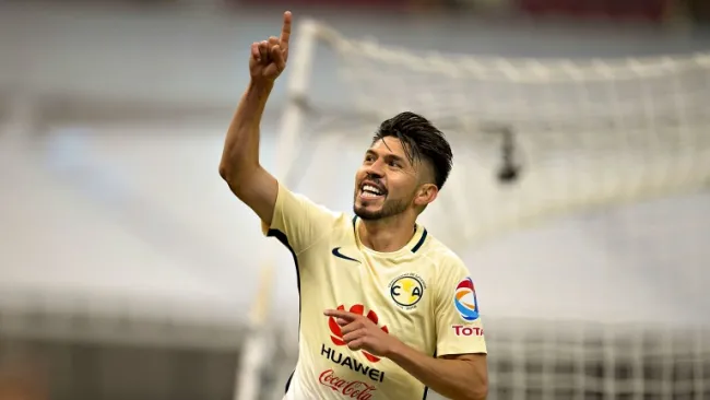Oribe Peralta celebra un gol con América