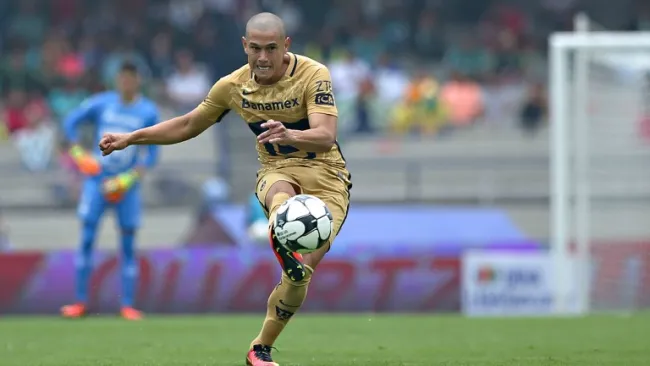 Darío Verón intenta un disparo en un partido de Pumas