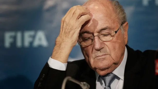 Blatter, cabizbajo en una conferencia de la FIFA