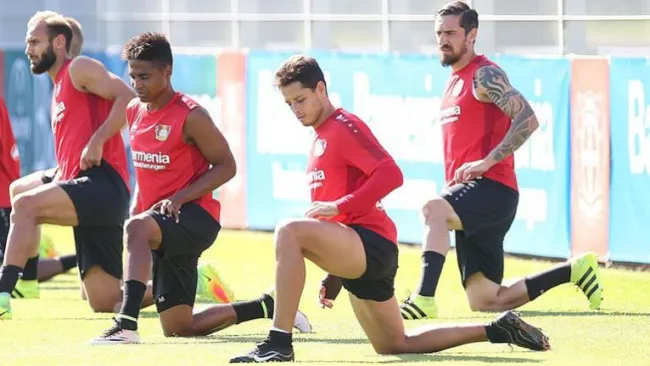 Chicharito realiza estiramientos en práctica del Leverkusen
