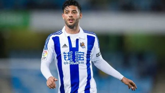 Carlos Vela disputando un juego con la Real Sociedad