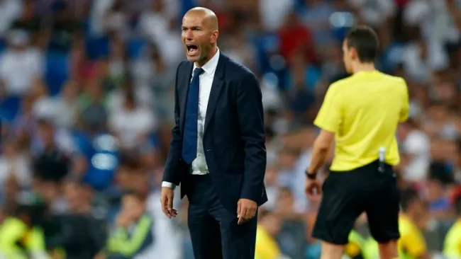 Zidane dirigiendo un partido del Real Madrid