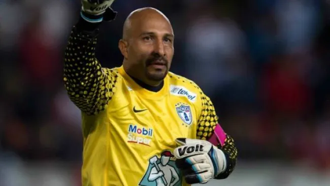 Óscar Pérez visualiza el campo y anima a sus compañeros de equipo