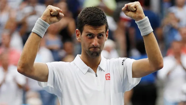Djokovic festeja su triunfo que le da su pase a la Final del Abierto de Estados Unidos 