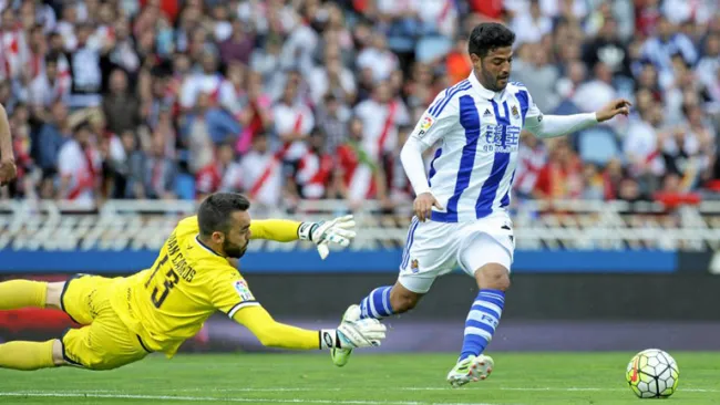 Carlos Vela conduce el esférico en partido de la Real Sociedad 