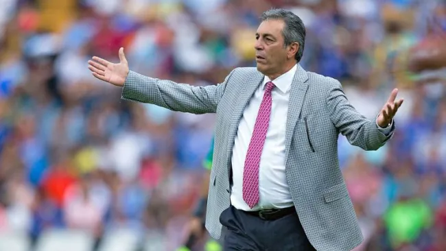 Tomás Boy reclama una jugada en un partido de Cruz Azul 