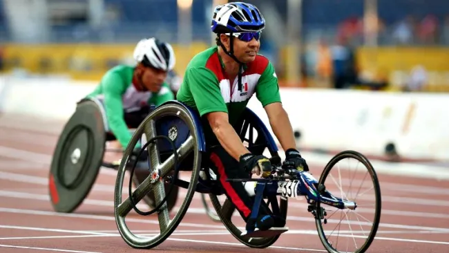 Salvador Hernández en la competencia de los 100 metros T52