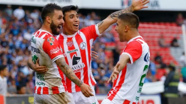 Luis Gallegos y Edson Puch en festejo de gol en Liga MX