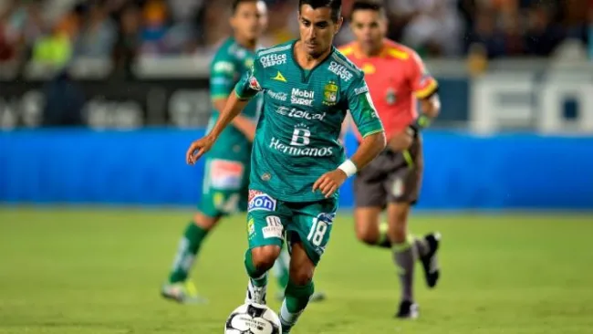 axi Moralez conduce el esférico en media cancha