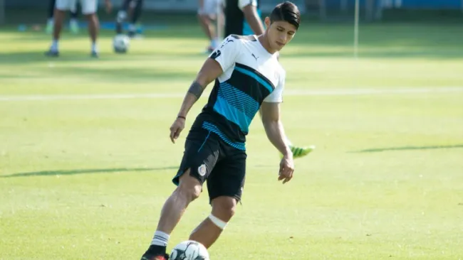 Alan Pulido en un entrenamiento con las Chivas