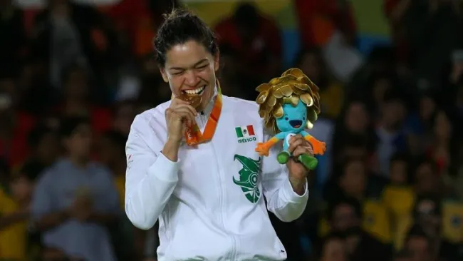 Lenia Ruvalcaba muerde su medalla obtenida en los Juegos Paralímpicos