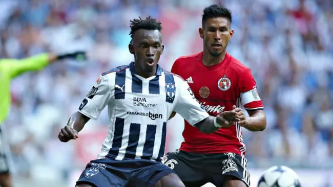 Elis y Median pelean un balón durante le encuentro